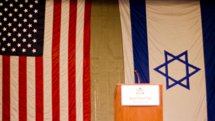 Viele Amerikaner sind Israel gegenüber positiv eingestellt. (Im Bild: Rednerpult einer pro-isarelischen Demonstration in Chicago)
