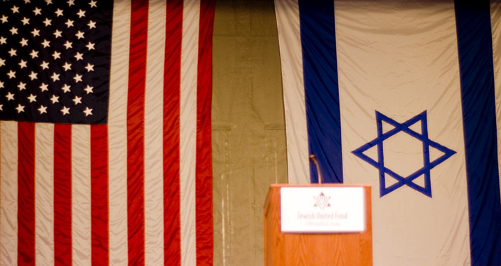 Viele Amerikaner sind Israel gegenüber positiv eingestellt. (Im Bild: Rednerpult einer pro-isarelischen Demonstration in Chicago)