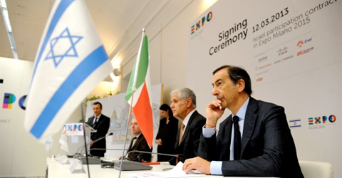 Bei der Vertagsunterzeichnung: Expo-Geschäftsführer Giuseppe Sala (r.) mit dem leitenden Kommissar Roberto Formigoni (l.)