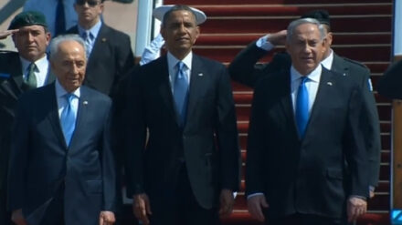 US-Präsident Obama begrüßt am Flughafen die "guten Freunde" Netanjahu (r.) und Peres (l.)