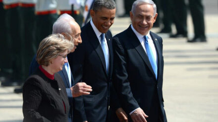 Obamas Körpersprache soll die gute Beziehung zu Netanjahu (r.) und Peres (l.) unterstreichen.