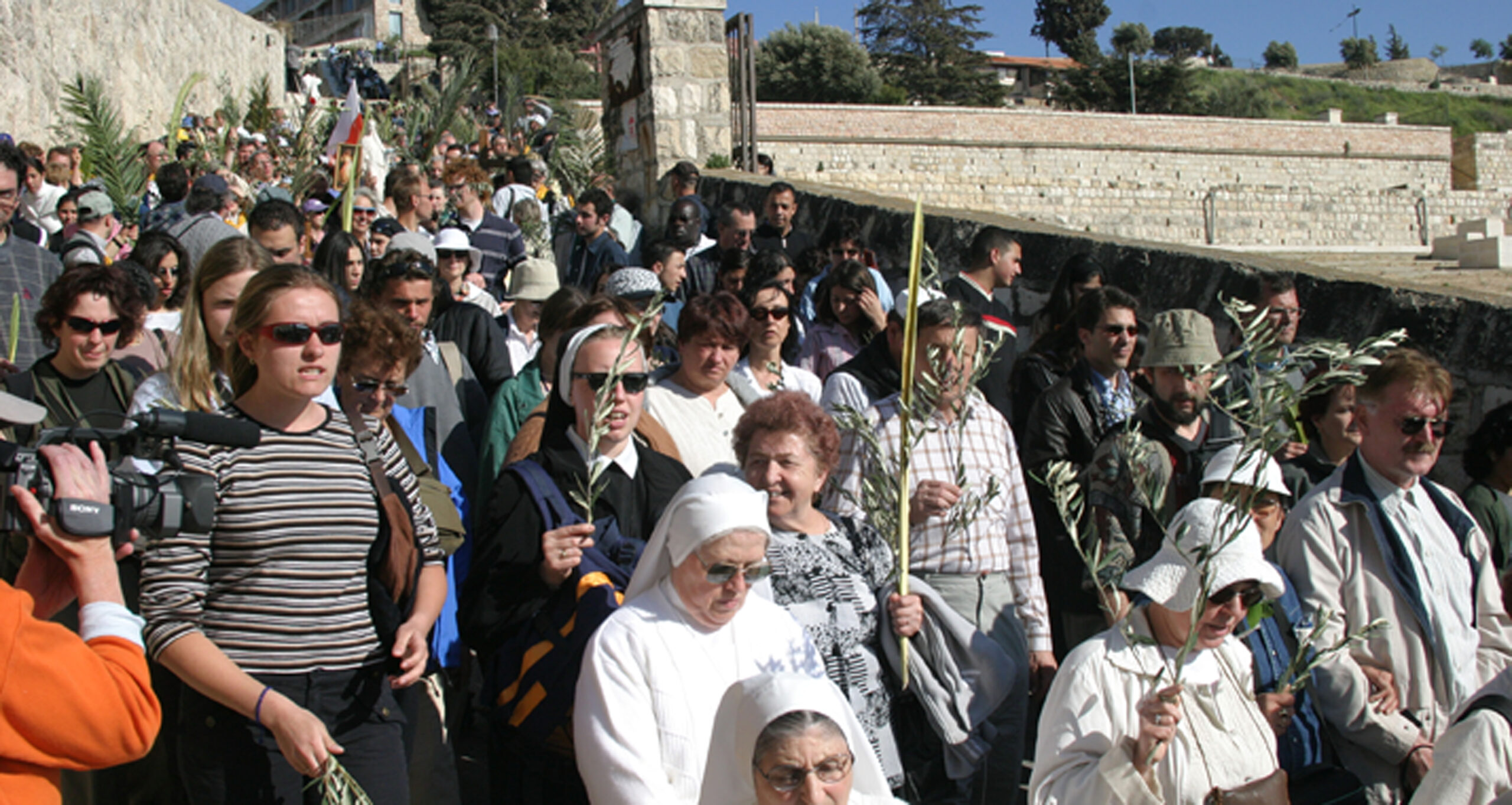 An der Palmsonntagsprozession vom Jerusalemer Ölberg in die Altstadt nehmen jedes Jahr auch viele Pilger und Touristen teil.