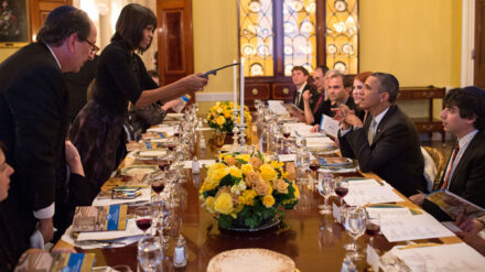 Barack und Michelle Obama mit ihren Gästen am Sederabend.