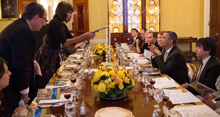 Barack und Michelle Obama mit ihren Gästen am Sederabend.