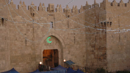 Zum islamischen Fastenmonat Ramadan schmückt die Jerusalemer Stadtverwaltung das Damaskustor.