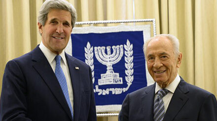 US-Außenminister Kerry (l.) und Israels Präsident Peres sehen derzeit gute Chancen auf neue Verhandlungen im Nahostfriedensprozess.