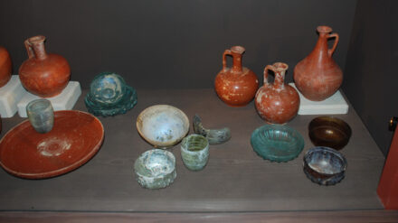 In der gutbesuchten Ausstellung zu König Herodes ist auch luxuriöses Essgeschirr zu sehen.