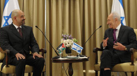 Der jordanische Botschafter Walid Obeidat (links) ist gegen die Freilassung von Dakamseh. (Im Bild: Obeidat beim Empfang mit Israels Staatspräsident Schimon Peres.)