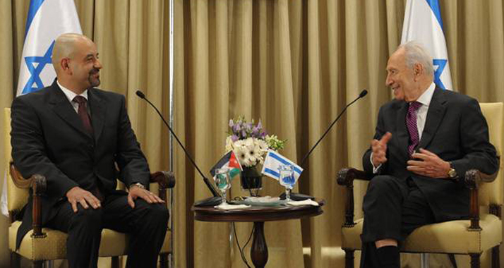 Der jordanische Botschafter Walid Obeidat (links) ist gegen die Freilassung von Dakamseh. (Im Bild: Obeidat beim Empfang mit Israels Staatspräsident Schimon Peres.)