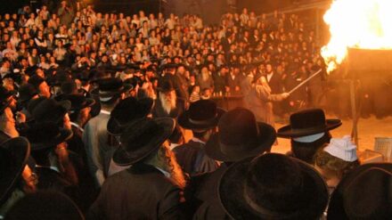 Ultraorthodoxe Juden entzünden ein traditionelles Feuer an Lag Ba'Omer. (Archivbild)