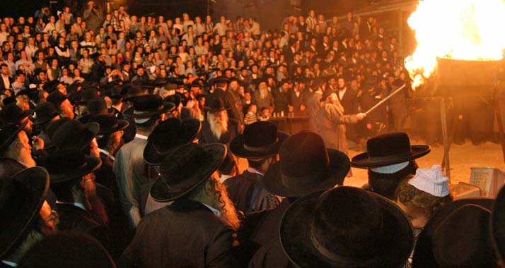 Ultraorthodoxe Juden entzünden ein traditionelles Feuer an Lag Ba'Omer. (Archivbild)