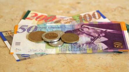 Schöne Scheine, zukünftig in neuer Aufmachung: Israelis halten bald neu gestaltete Geldscheine in den Händen.