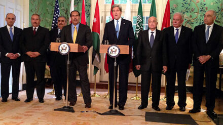 US-Außenminister Kerry (rechts am Pult) bei der Pressekonferenz neben Scheich Al-Thani und anderen arabischen Vertretern