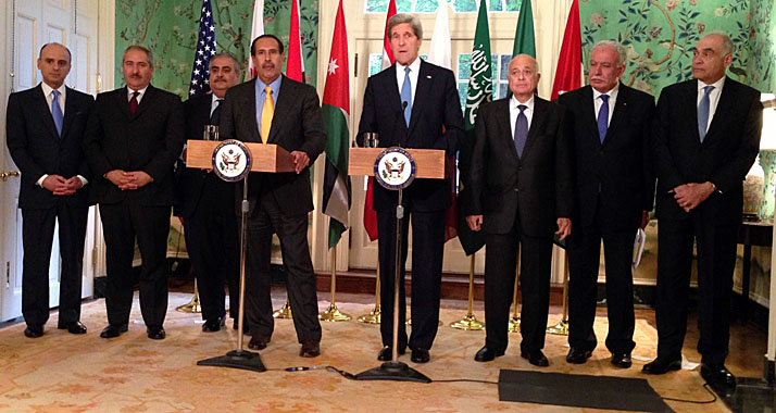 US-Außenminister Kerry (rechts am Pult) bei der Pressekonferenz neben Scheich Al-Thani und anderen arabischen Vertretern