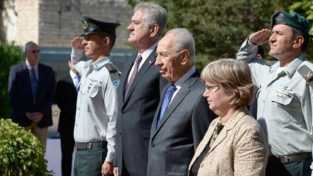 Während der Begrüßungszeremonie erklang die serbische und die israelische Nationalhymne.