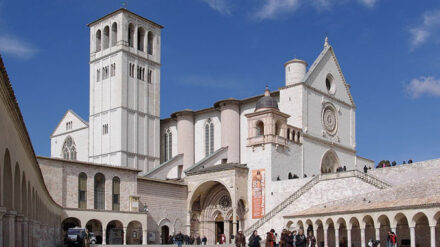 In der Basilika San Francesco in Assisi erhielt Schimon Peres seine Auszeichnung.