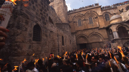 Zur Osterfeuerzeremonie in der Jerusalemer Grabeskirche kommen Menschen aus der ganzen Welt. (Archivbild)