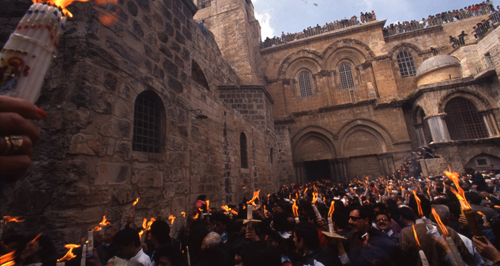 Zur Osterfeuerzeremonie in der Jerusalemer Grabeskirche kommen Menschen aus der ganzen Welt. (Archivbild)