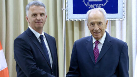 Israels Staatspräsident Peres sprach mit dem Schweizer Außenminister Burkhalter (l.) über Menschenrechtsfragen.