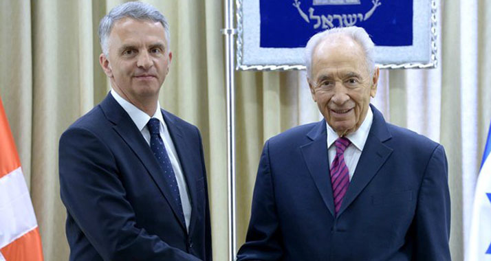 Israels Staatspräsident Peres sprach mit dem Schweizer Außenminister Burkhalter (l.) über Menschenrechtsfragen.