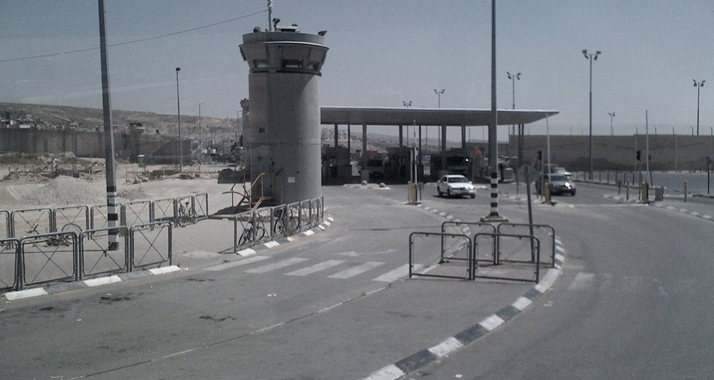 Den Kalandija-Checkpoint bei Jerusalem passieren täglich fast 15.000 Menschen.