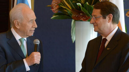 Schimon Peres und der zyprische Präsident Nikos Anastasiades (r.) sind sich über die Bedeutung der strategischen Zusammenarbeit einig.