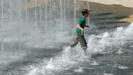Die Wasserspiele kommen bei Kindern gut an