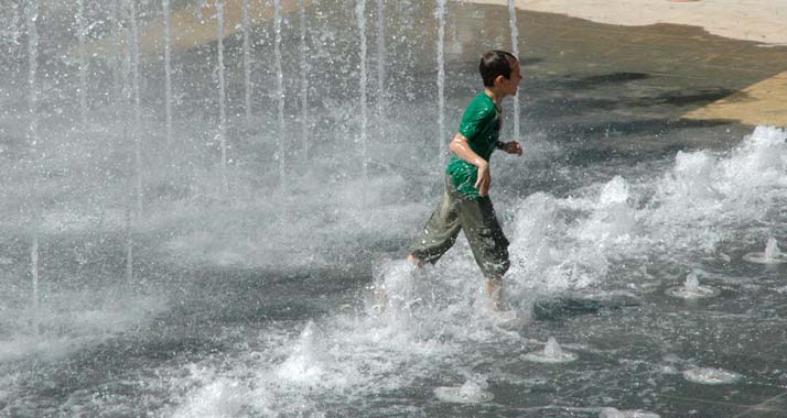 Die Wasserspiele kommen bei Kindern gut an