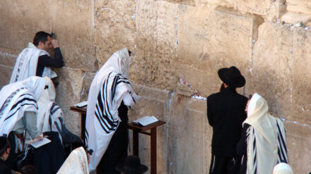 An der Klagemauer dürfen jetzt auch Frauen laut beten und einen Gebetsschal tragen. Viele Israelis sind für das neue Gesetz.