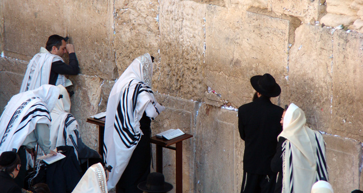 An der Klagemauer dürfen jetzt auch Frauen laut beten und einen Gebetsschal tragen. Viele Israelis sind für das neue Gesetz.