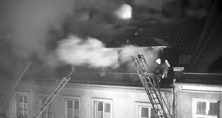 Am 13. Februar 1970 brannte das jüdische Altersheim in München lichterloh. Sieben Menschen starben in den Flammen. Hinter dem Anschlag stecken aller Wahrscheinlichkeit nach linksradikale Gruppierungen.