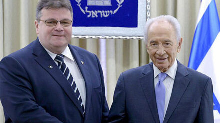 Israels Präsident Peres hat mit dem litauischen Außenminister Linkevikius (l.) über die Beziehungen zwischen Israel und der EU gesprochen.