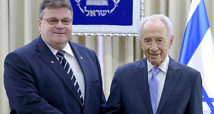 Israels Präsident Peres hat mit dem litauischen Außenminister Linkevikius (l.) über die Beziehungen zwischen Israel und der EU gesprochen.