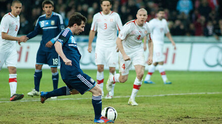 Lionel Messi – hier bei einem Länderspiel gegen die Schweiz – hat Zeit für zwei palästinensische Kinder gefunden.