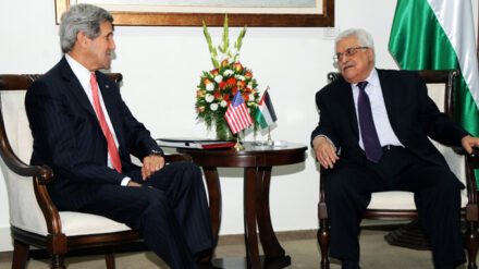 John Kerry hat mit dem palästinensischen Präsidenten Abbas über eine Rückkehr zu Verhandlungen gesprochen.