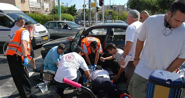 Die Sanitäter der israelischen Organisation "Ichud Hatzalah" sind binnen drei Minuten am Unfallort.