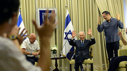 Peres erhält von den gehörlosen Athleten Applaus in der Gebärdensprache.