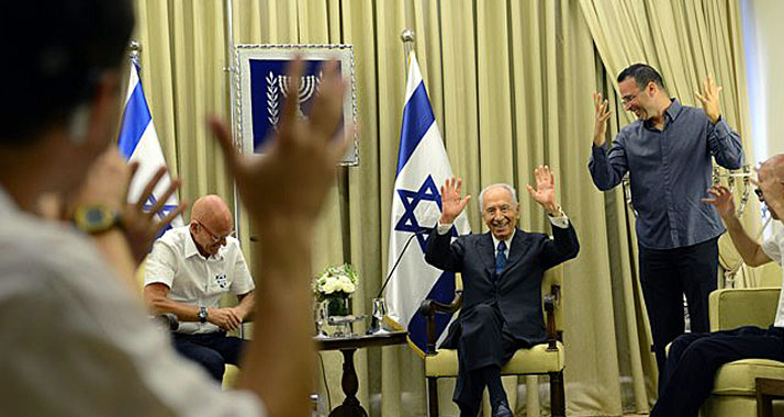 Peres erhält von den gehörlosen Athleten Applaus in der Gebärdensprache.