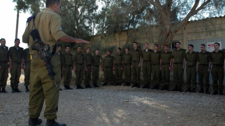 Bevor sie rekrutiert werden, müssen sich junge Israelis in Tel HaSchomer melden.