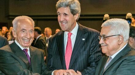 Peres (l.) und Abbas (r.), hier mit US-Außenminister Kerry beim Weltwirtschaftsforum in Jordanien