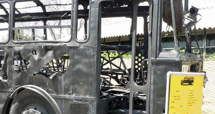 Die Überreste eines israelischen Busses, der bei dem Anschlag 1978 von palästinensischen Terroristen angegriffen worden war.