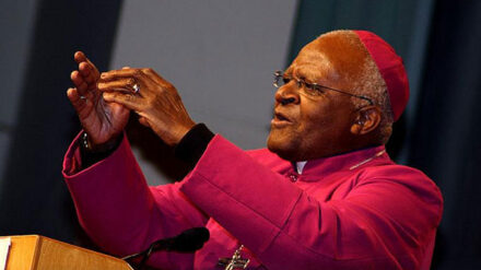 Desmond Tutu hat die Vergabe der U21-Europameisterschaft an Israel kritisiert.