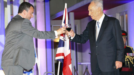 Peres und Gould stoßen auf die Queen und auf die britisch-israelischen Beziehungen an.