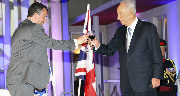 Peres und Gould stoßen auf die Queen und auf die britisch-israelischen Beziehungen an.