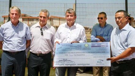 Die Delegation bei der Übergabe des Schecks mit Rolf Hocke (li.), Wolfgang Niersbach (Mitte) und Schulleiter Biton (re.).