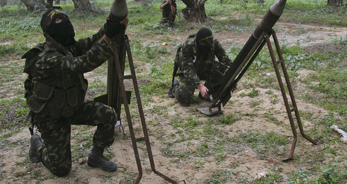 Mitglieder der Terrorgruppe Islamischer Dschihad bei den Vorbereitungen von Raketenangriffen auf Israel. (Archivbild)