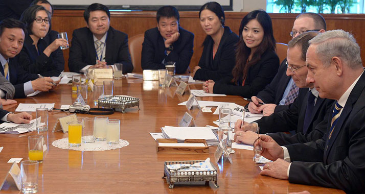 Netanjahu im Gespräch mit chinesischen Geschäftsleuten