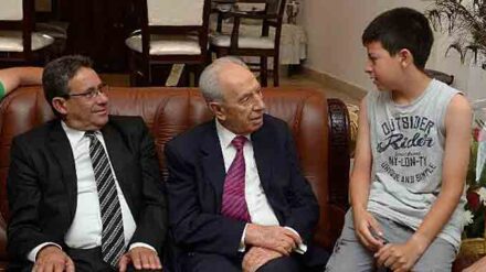 Staatspräsident Peres (M.) hat Opfern eines "Preisschild-Angriffes" in Abu Gosch Mut zugesprochen.