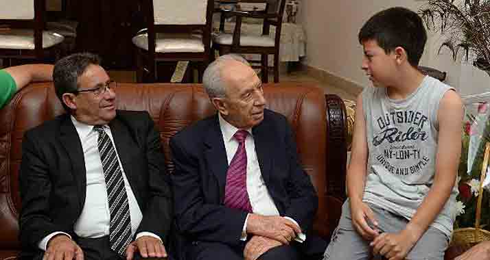 Staatspräsident Peres (M.) hat Opfern eines "Preisschild-Angriffes" in Abu Gosch Mut zugesprochen.