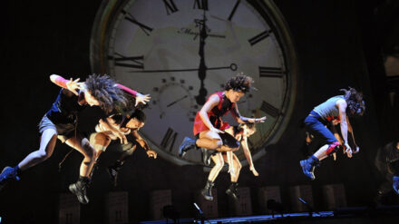 "Mayumana" verbindet in ihren Shows Tanz, Percussion und Lichteffekte.